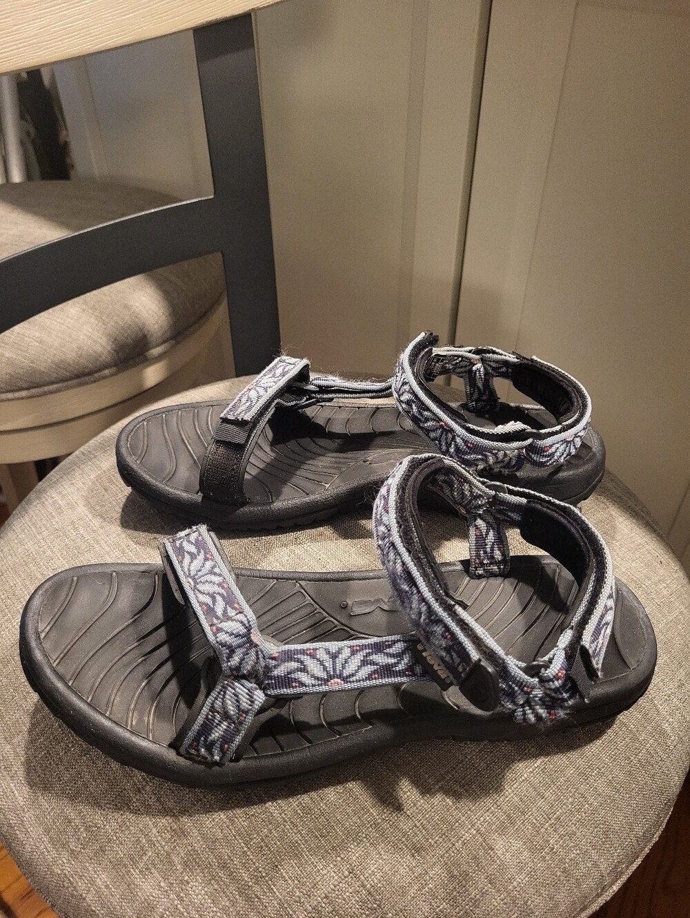 Women's Sporty Strapped Sandals - Black & Patterned